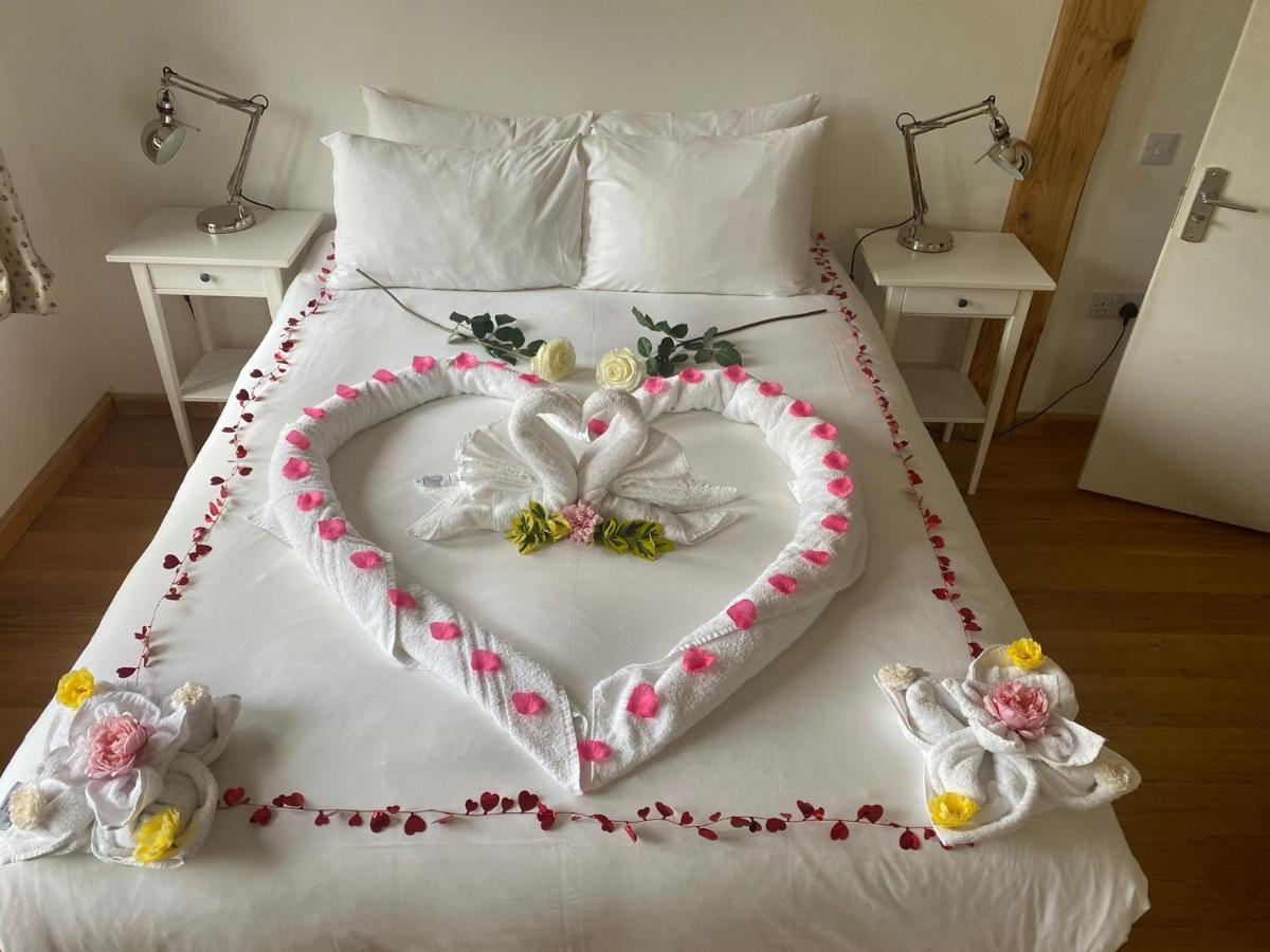 Отель The Holford Arms Chalets And Glamping Дидмартон Экстерьер фото